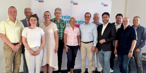 Vorstand der FDP Kreis Offenbach-Land steht gemeinsam vor einer FDP-Leinwand